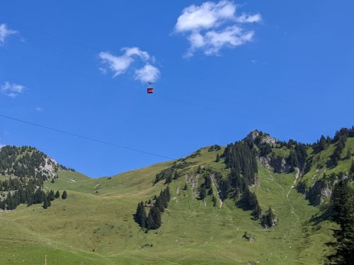 Saut à l’élastique depuis le téléphérique du Stockhorn en Suisse