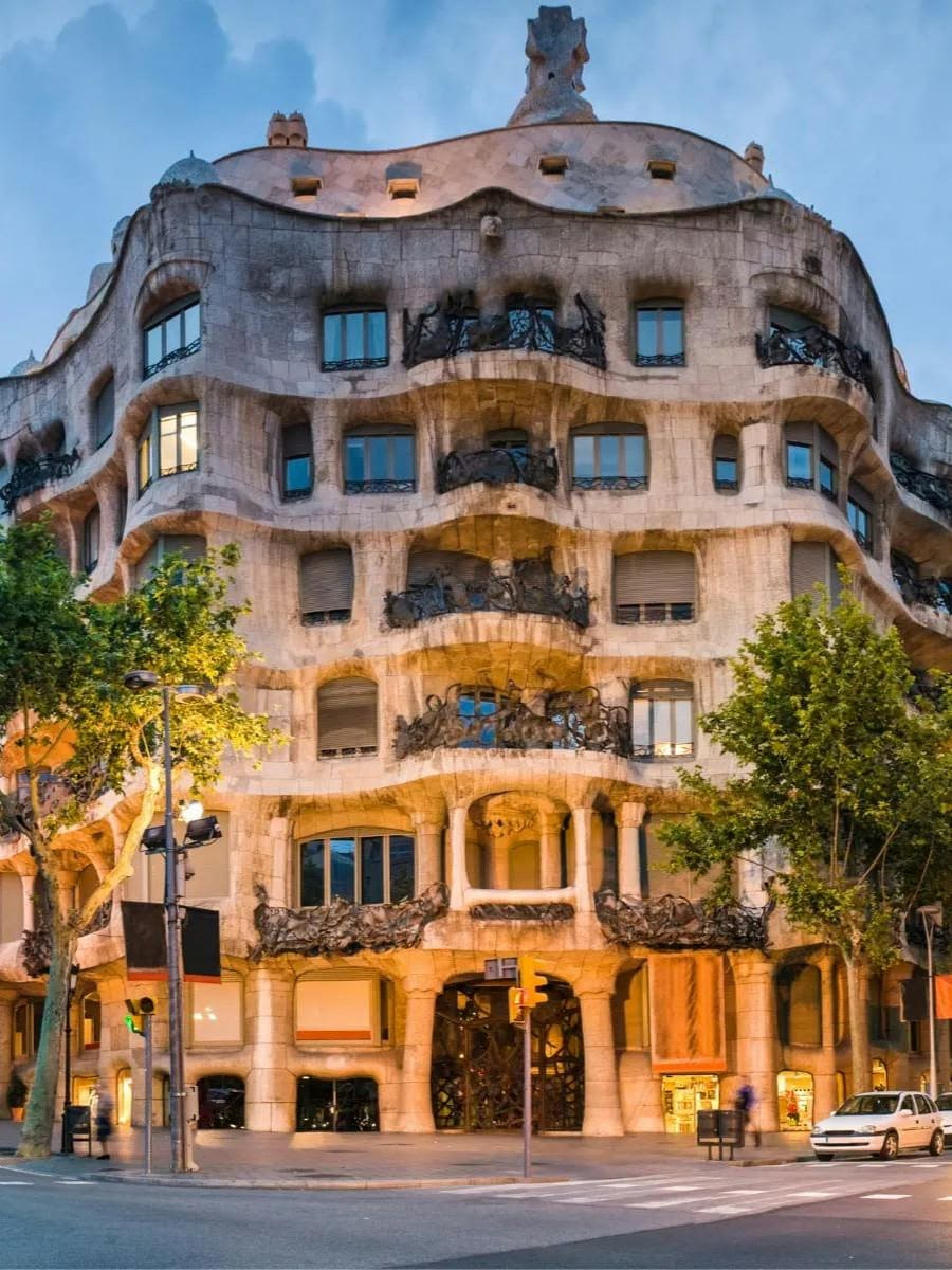 Visita nocturna guiada en autobús por Barcelona