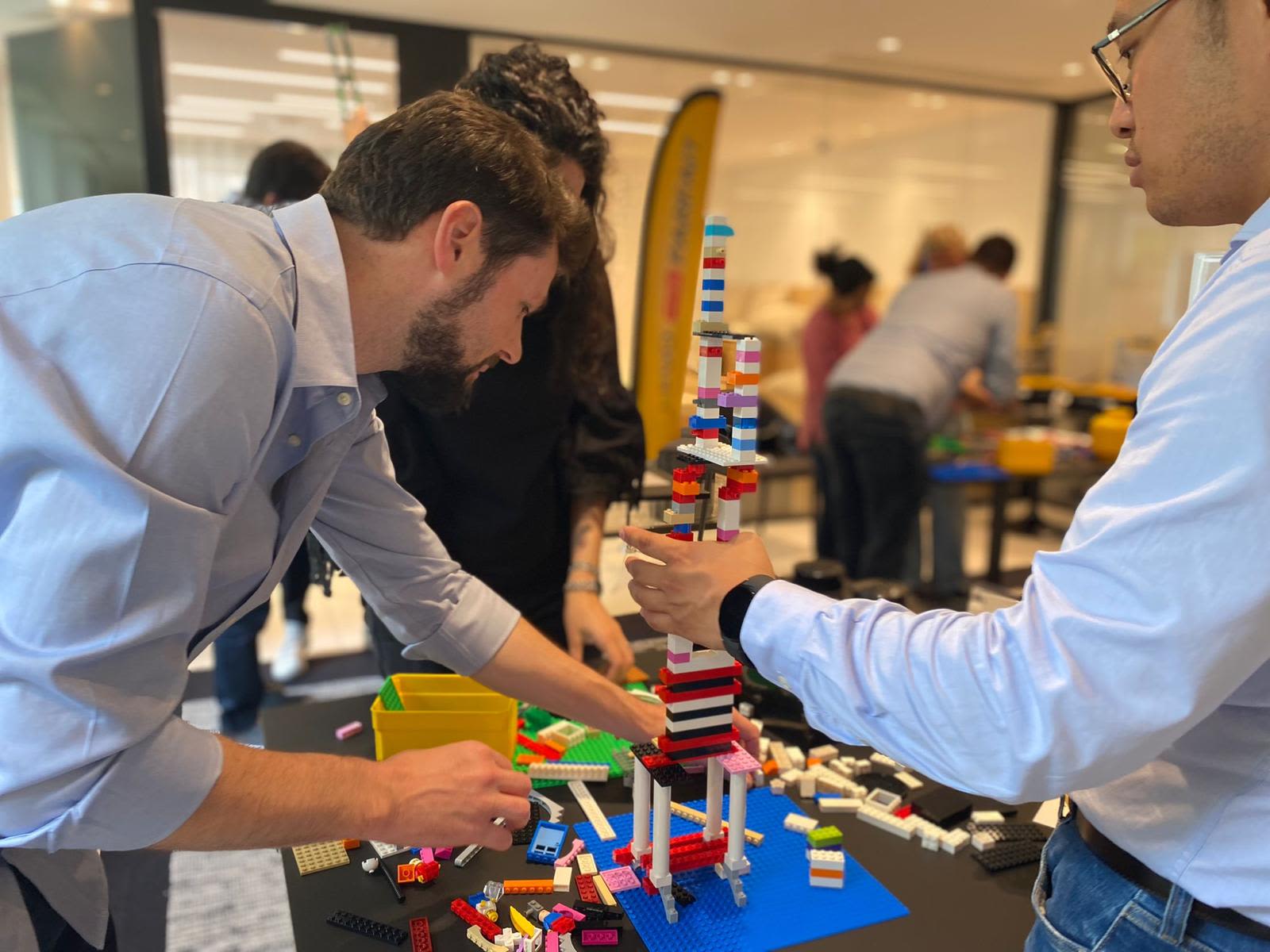 Un circuit LEGO géant à construire en équipe , une activité de  team-building à découvrir