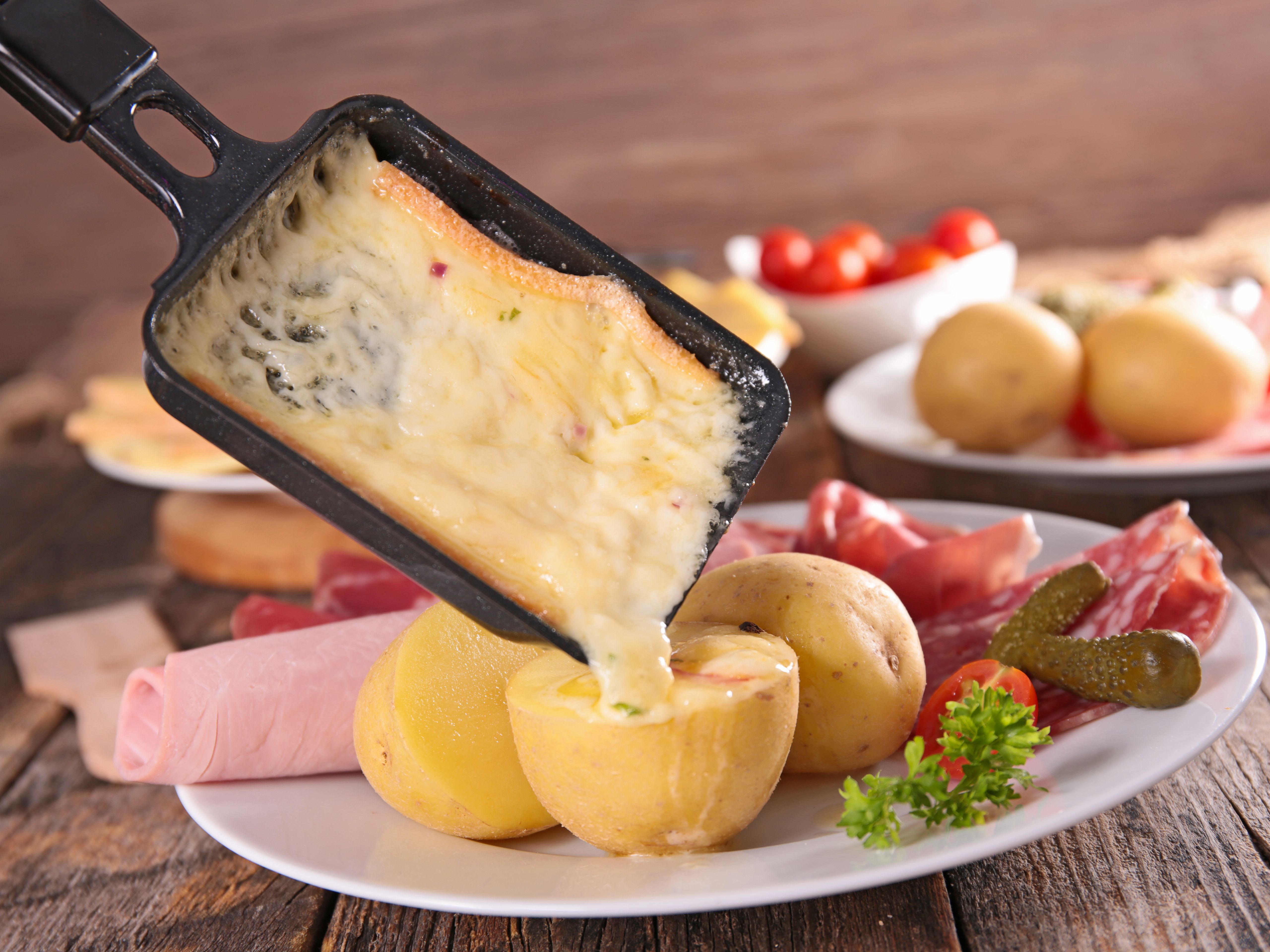 Formule raclette : appareil, pommes de terre, charcuterie et fromage