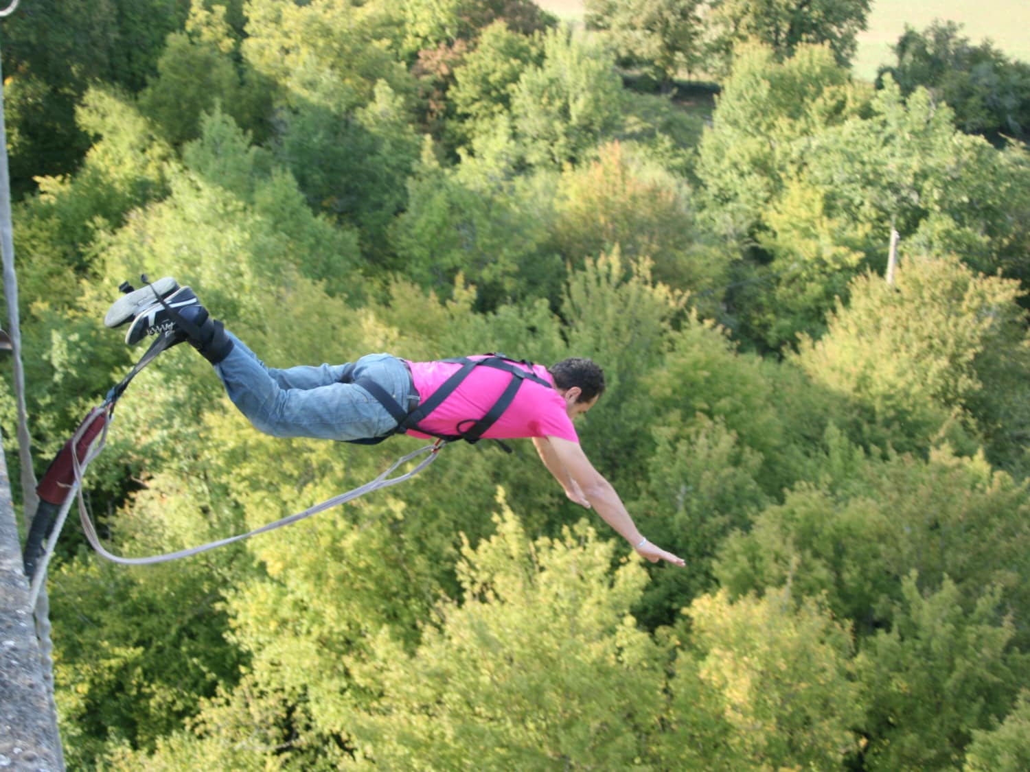 Saut à l'élastique depuis le viaduc de DruyeslesBellesFontaines