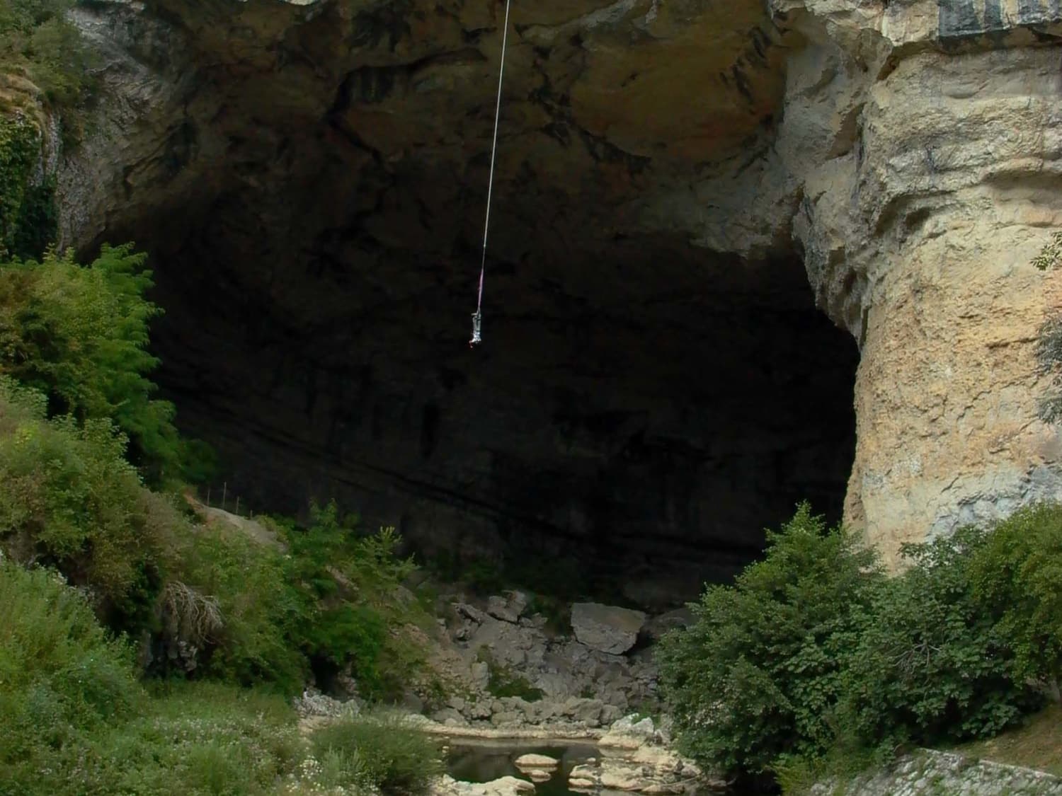 Saut à l’élastique depuis la Grotte du Mas d’Azil : Elastic Jump - Le Mas-d'Azil