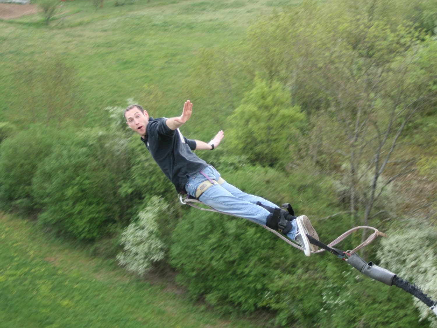 Saut à l'élastique depuis le viaduc de DruyeslesBellesFontaines