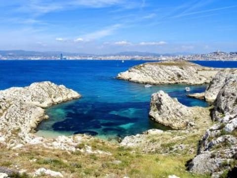 Baignade dans les calanques du Frioul