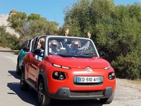 Balade guidée sur la côte d'Azur en cabriolet électrique rouge
