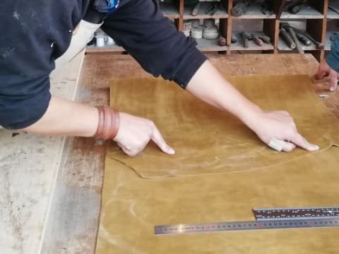 Atelier Fabrication d'un Tablier en Cuir à  Bergheim (68)