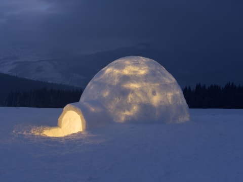 Dégustation de fondue savoyarde dans un igloo à  Megève (74)