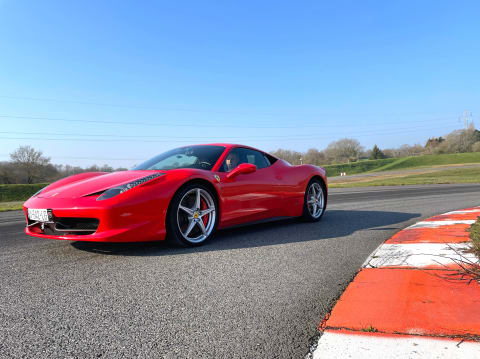 Stage de Pilotage Ferrari 458 Italia au Circuit d'Issoire (63)