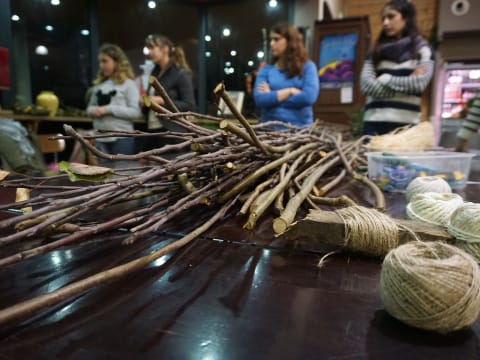 Confection de couronnes de Noël au naturel