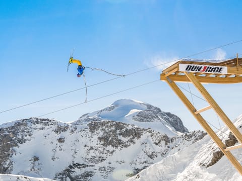 Saut à  l'élastique sur tremplin à  Tignes (73)