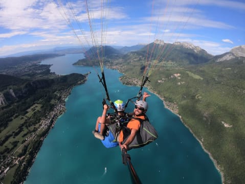 Vol ascendance en parapente au-dessus du lac d'Annecy