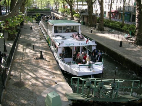 Croisière sur le Canal Saint-Martin à  Paris