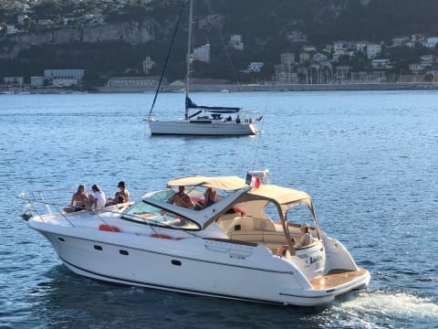 Location de bateau Jeanneau Prestige 34 avec skipper à  Nice