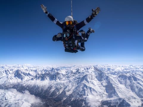 Saut en parachute depuis un hélicoptère à  Morzine (74)