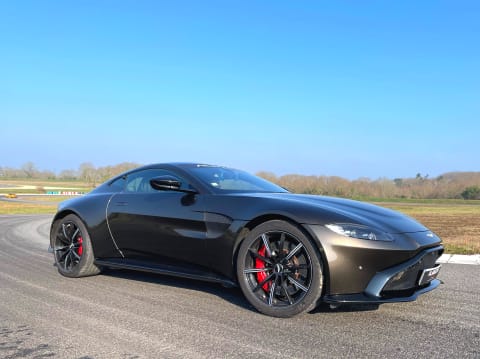 Stage de pilotage Aston Martin Vantage - Circuit d'Issoire (63)