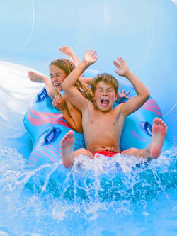 Parc aquatique enfant nage