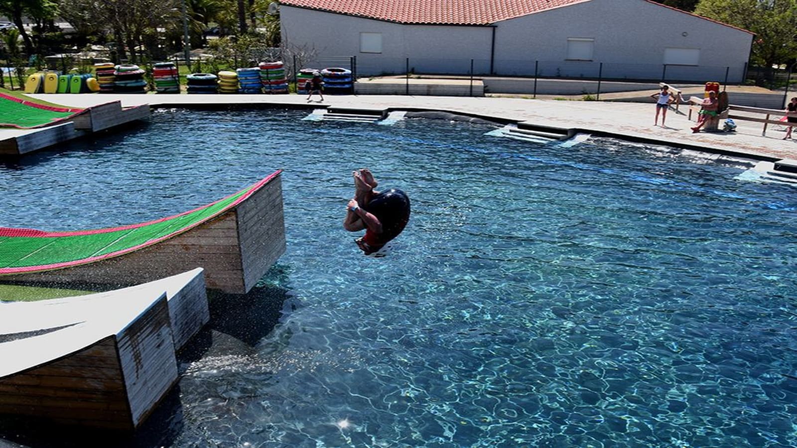 Cette piscine avec toboggan rendra heureux vos enfants