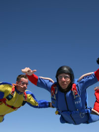 sauter en parachute avec des lunettes