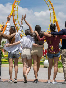 Âge pour aller seul à un parc d'attractions