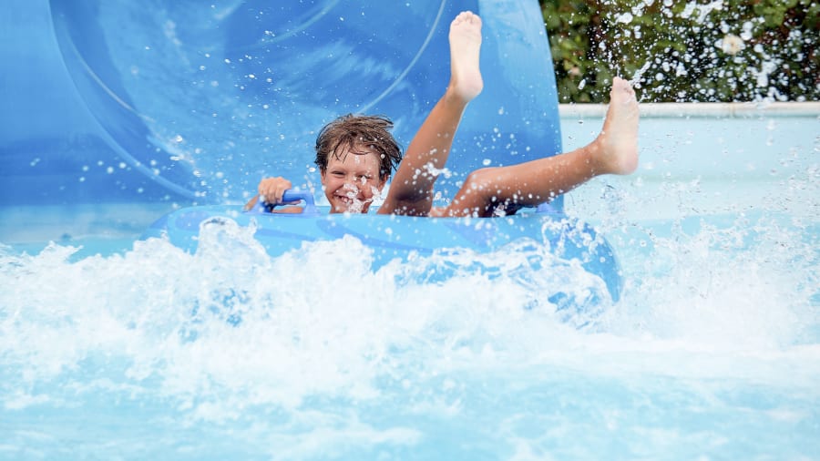 Y a-t-il des restrictions pour les attractions de parc aquatique ?