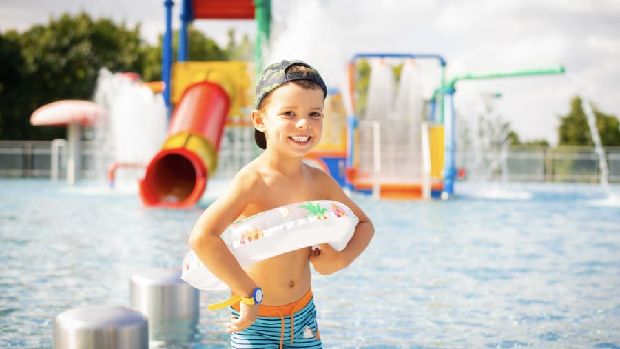Quels accessoires sont interdits dans les attractions des parcs aquatiques ?