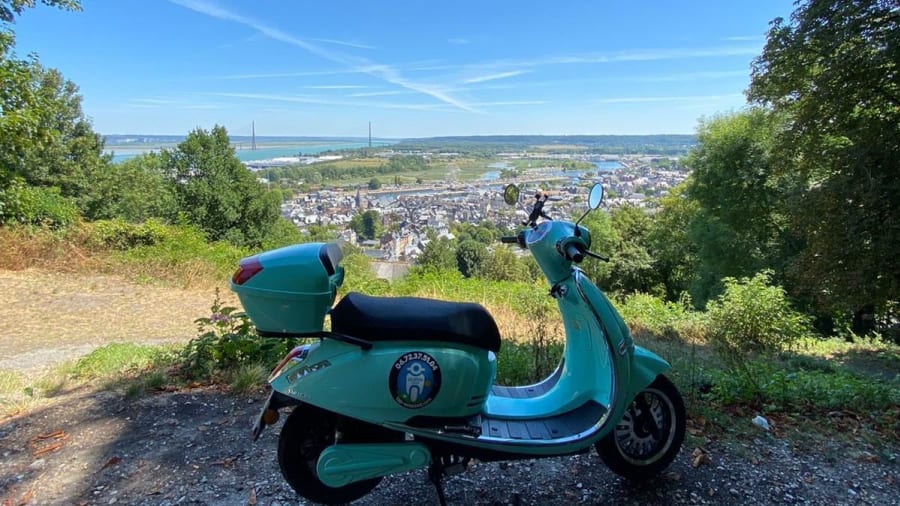 Faire un rallye découverte à Honfleur à scooter électrique