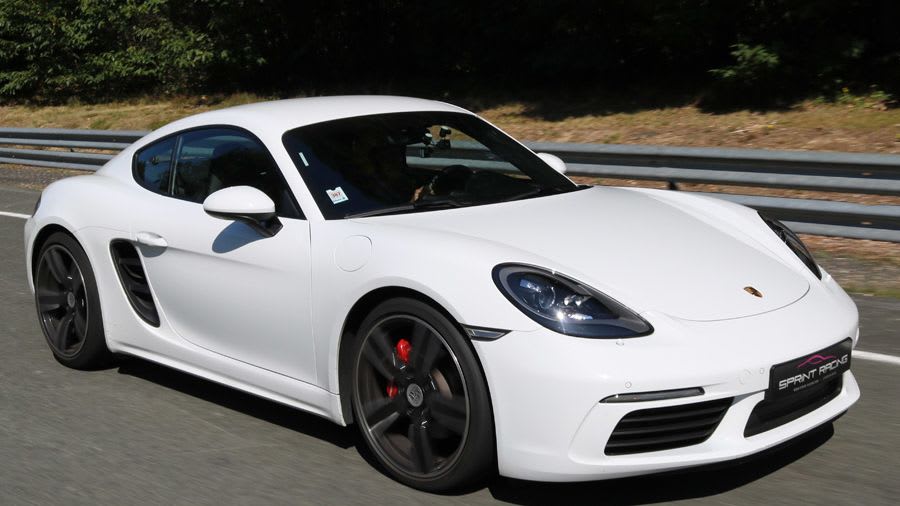 Conduire une Porsche sur circuit lors d'un stage de pilotage