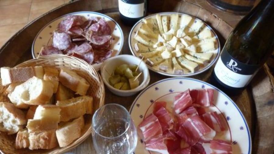Une visite gourmande qui allie dégustation de vins et de mâchon près de Lyon