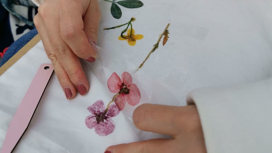 Participer à un atelier d'impression végétale sur tissu