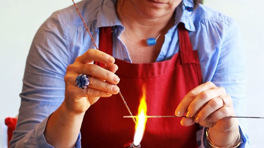 Fabriquer des bijoux en verre filé entre copines