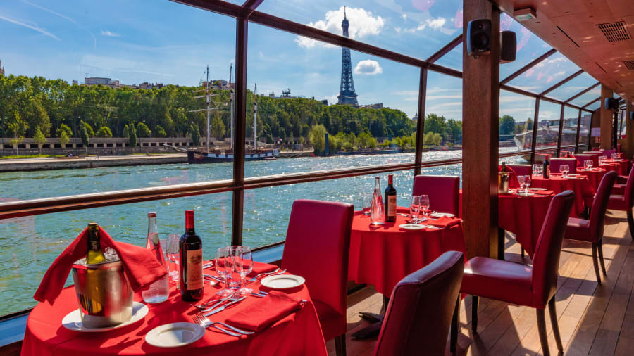 Croisières sur la Seine : dîner, champagne ou simple balade ?