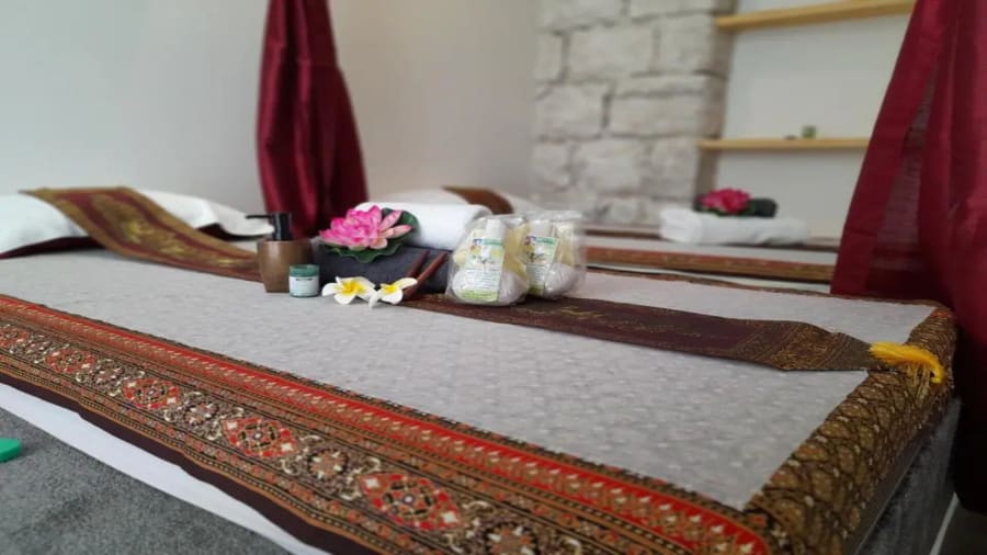 Un massage thaï traditionnel au centre de massage Phaan Thai