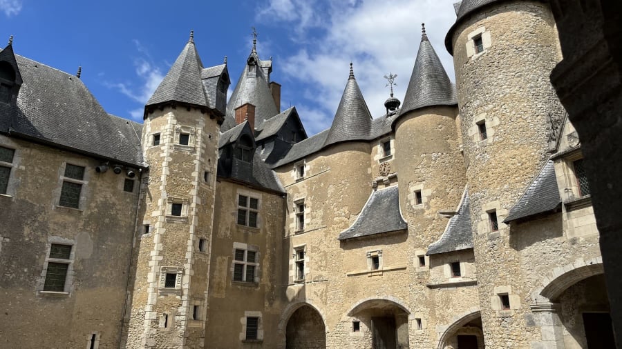 Faire une activité culturelle en visitant le Château de Fougères-sur-Bièvre