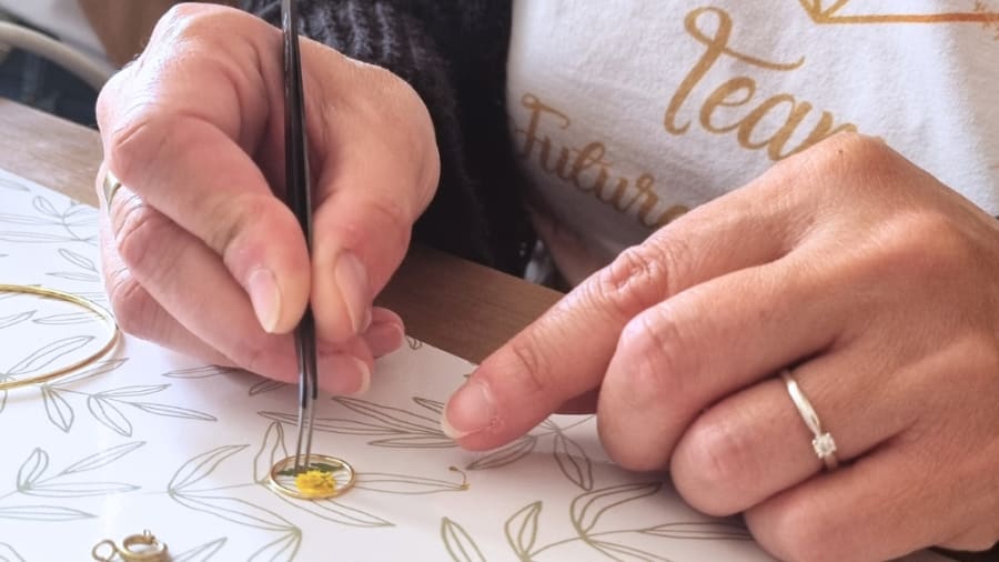 Un atelier bijou en résine & fleurs séchées