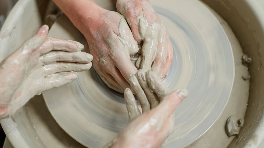 Atelier découverte tournage en céramique à Jouy-le-Moutier (95)