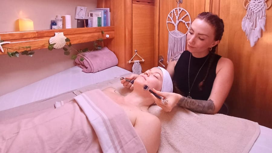 Un soin de réflexologie du visage à bord d'un voilier à Cannes (06)