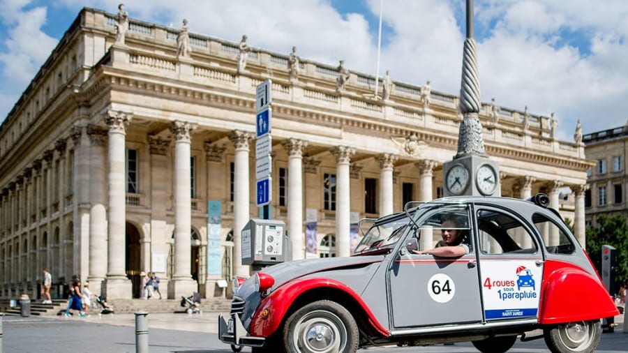 Visite nocturne de Bordeaux en 2 CV