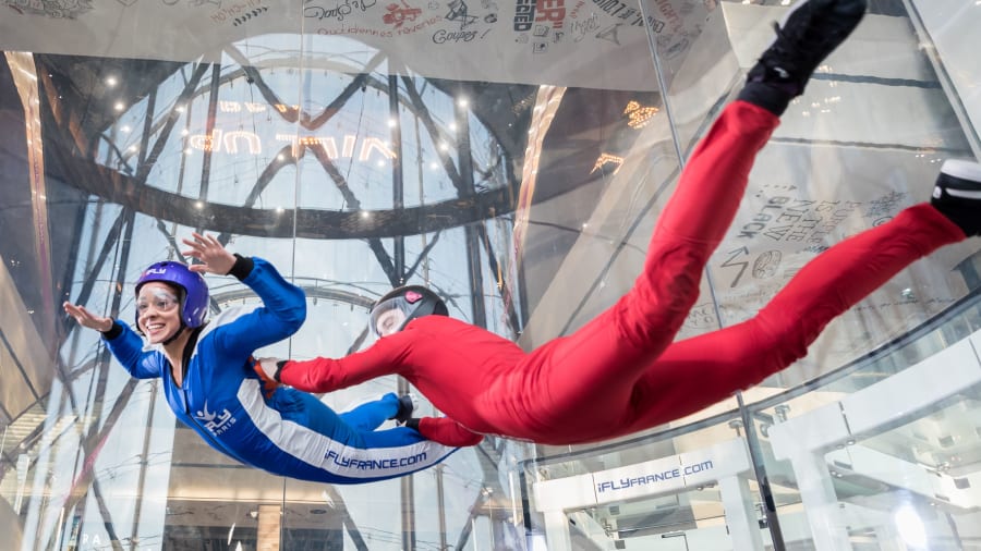 Un simulateur de chute libre dans une soufflerie