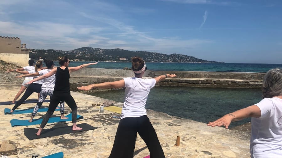 Participer à un cours de yoga en face de la mer