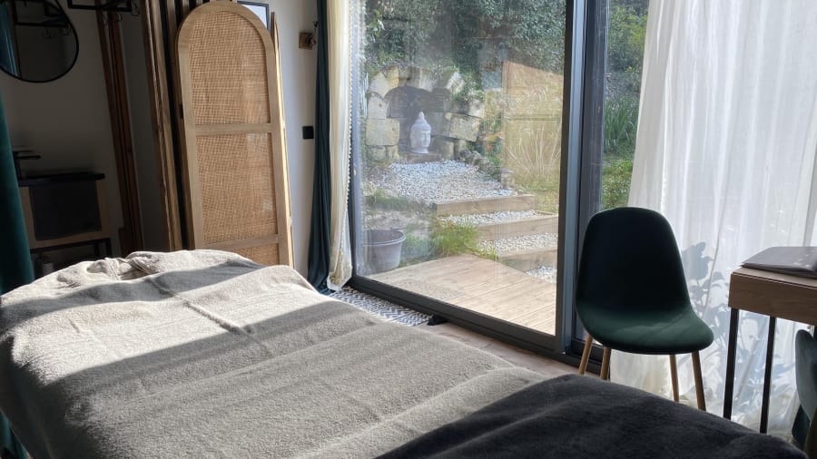 Un massage Abhyanga avec une huile chaude chez Ayo Ayurvéda
