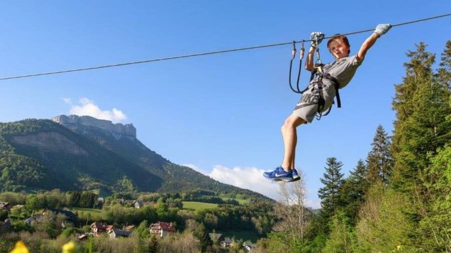 Prenez de la hauteur dans un parc accrobranche avec vue sur les montagnes