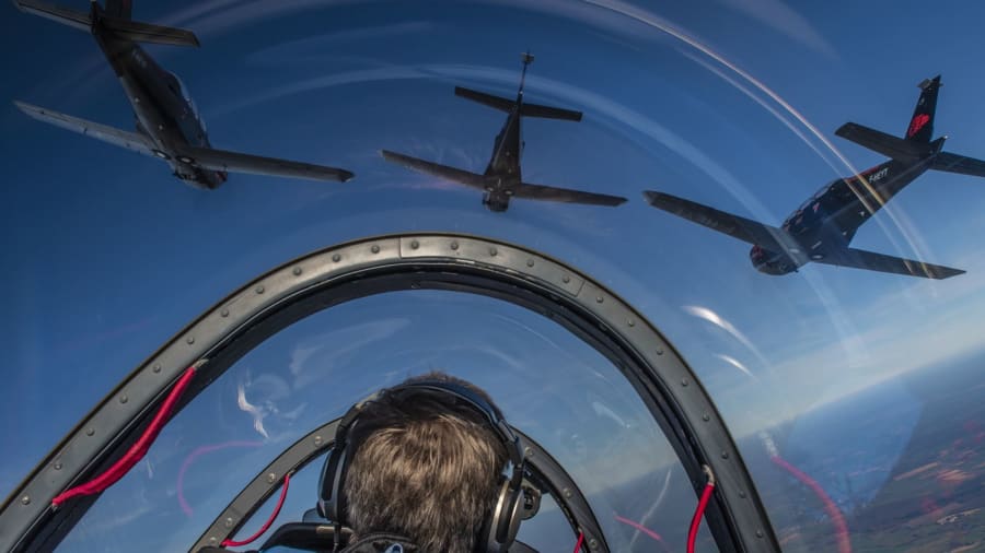 Vol à bord d'un avion de l'armée de l'air à Pontoise (95)