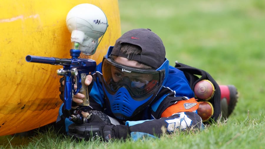Voyez en de toutes les couleurs lors d'une partie de Paintball