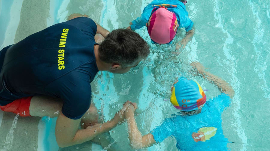 Cours de natation pour enfants à la piscine