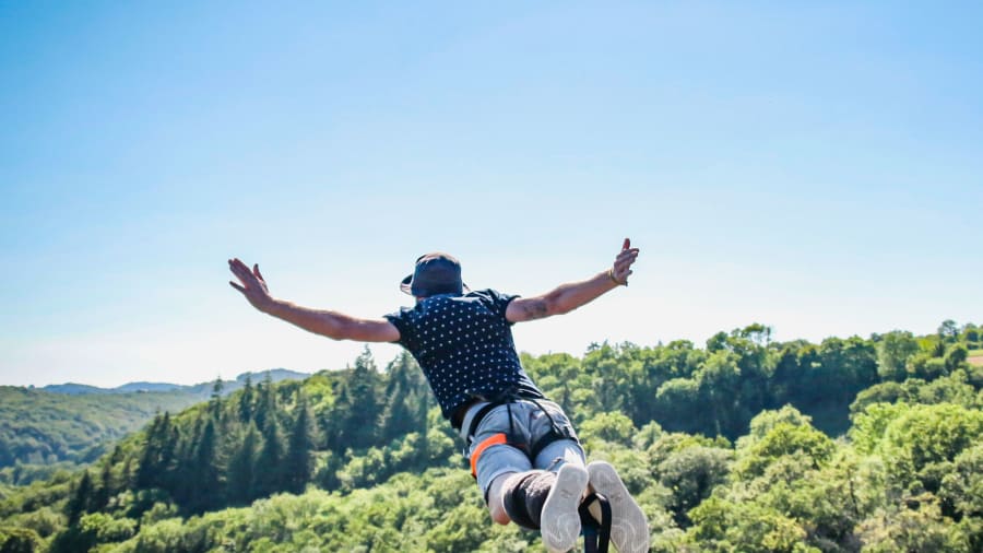 Un saut à l'élastique depuis le mythique Viaduc de la Souleuvre