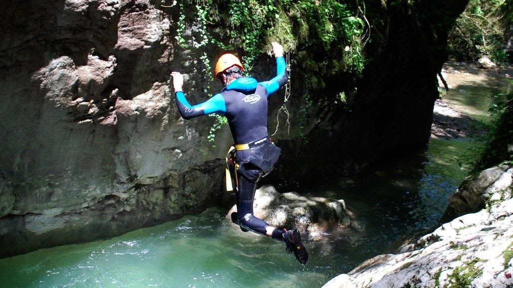 homme sautant dans l'eau