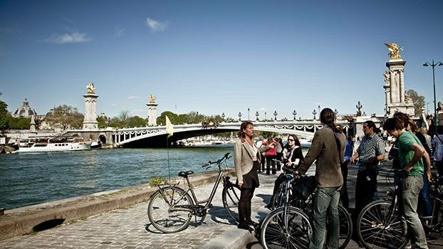 groupe de personnes en vélo effectuant une balade le long de la seine