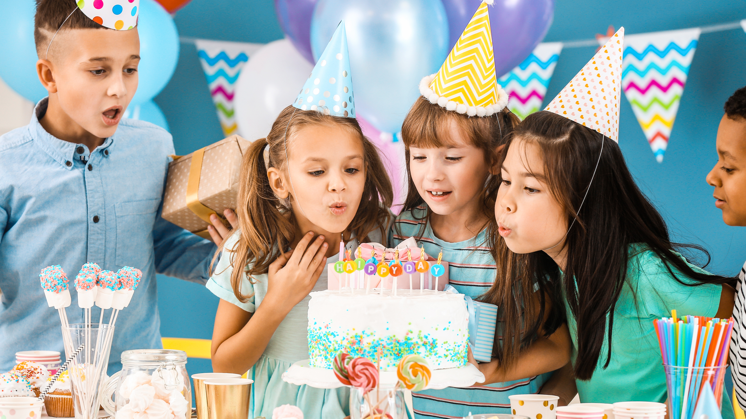 Petite Fille (2 Ans) Ayant Une Fête D'anniversaire Avec Un Gâteau