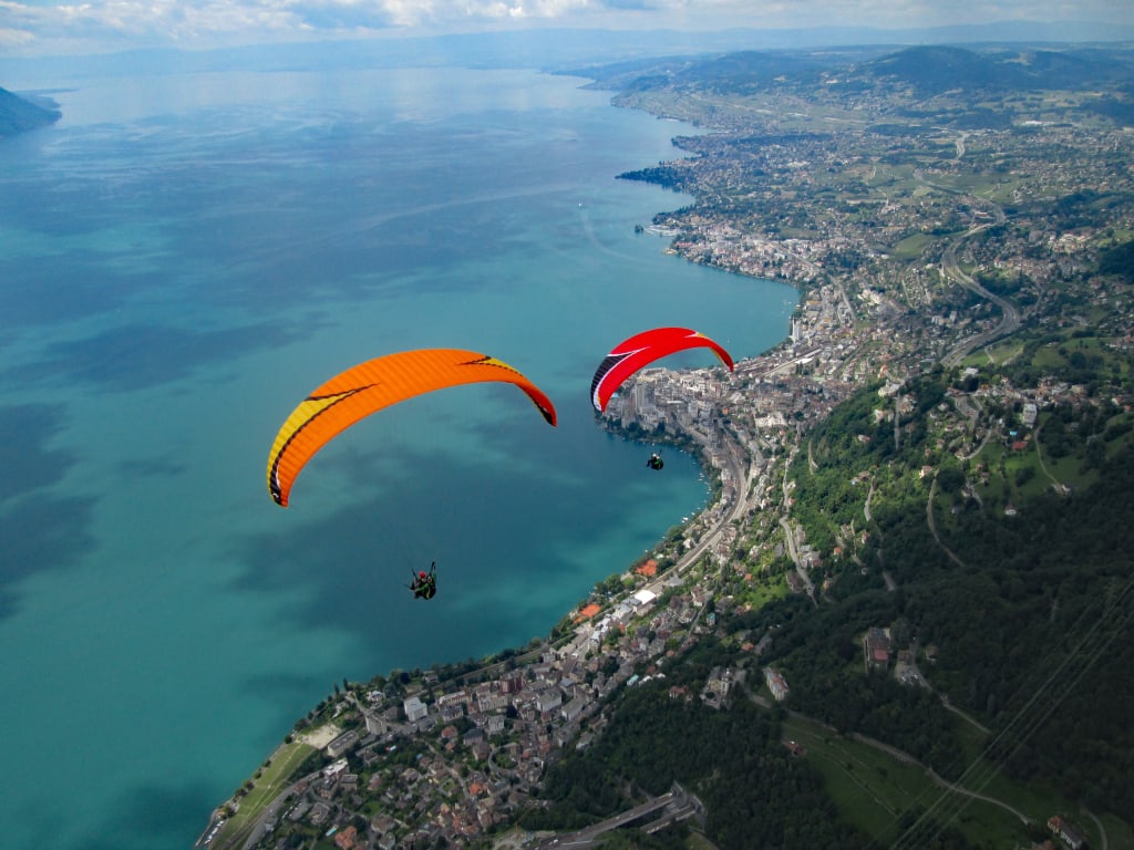 vol au dessus de l'eau en parapente