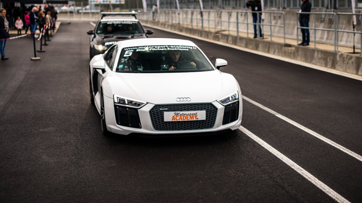 audi r8 bleue